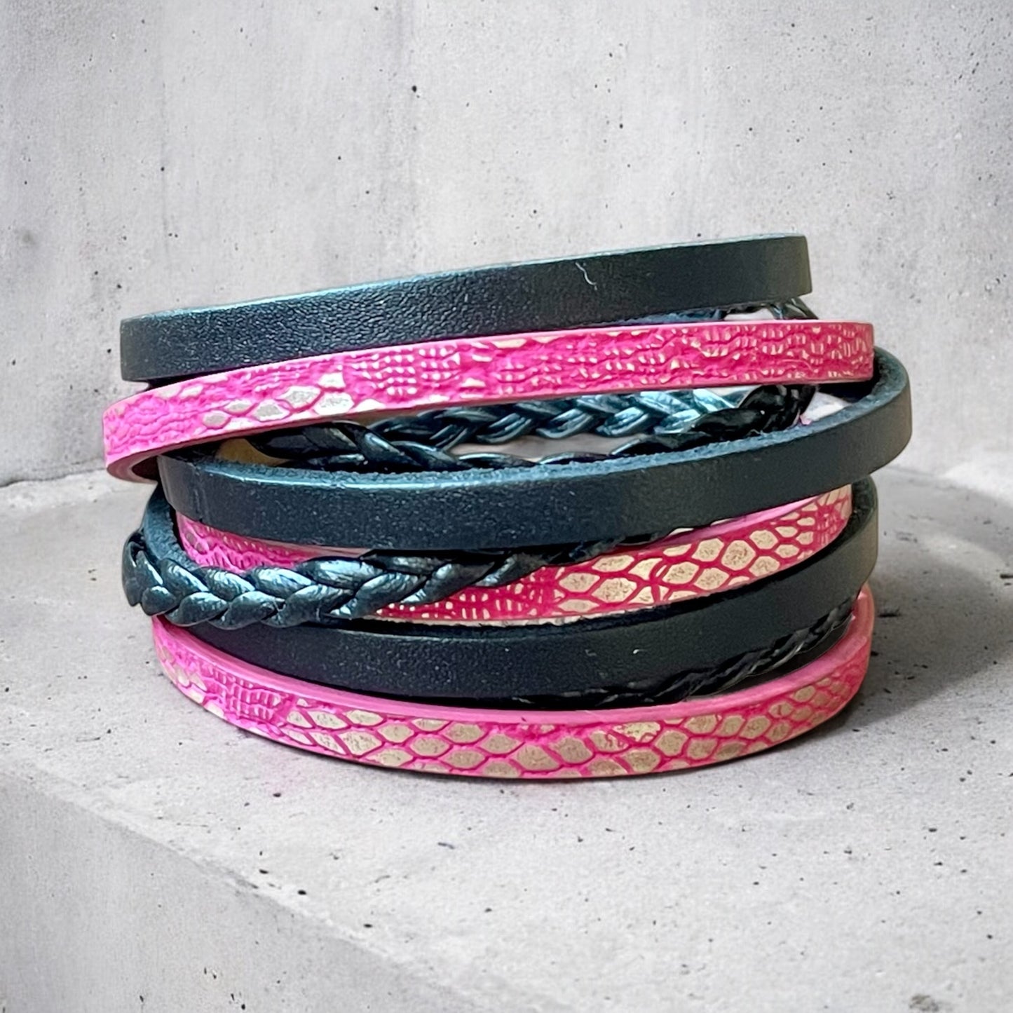 Bracelet de cuir noir et fushia