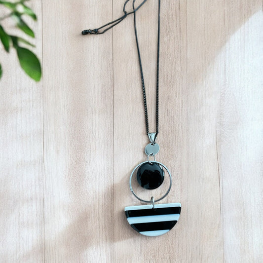 Collier noir et rayures