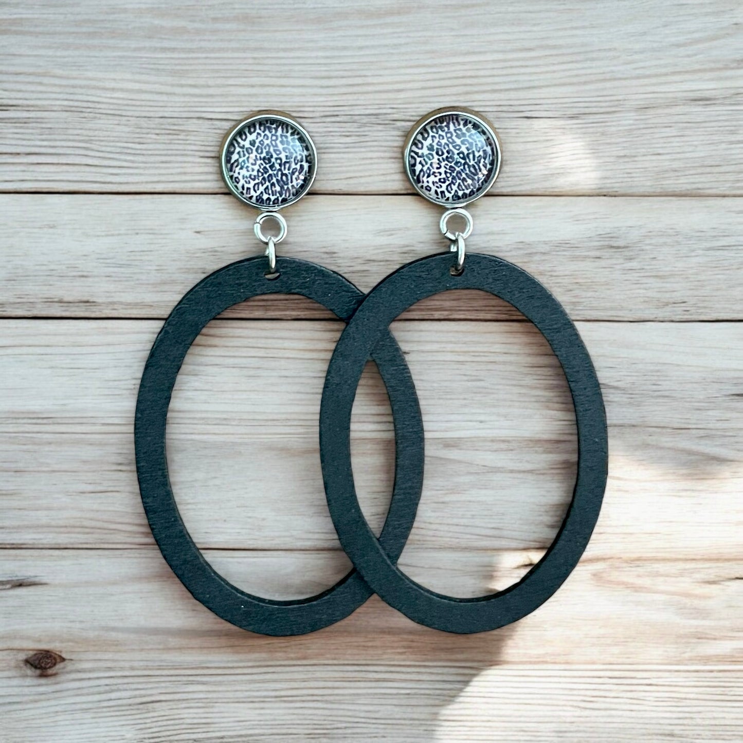 Boucles léopard et anneaux de bois