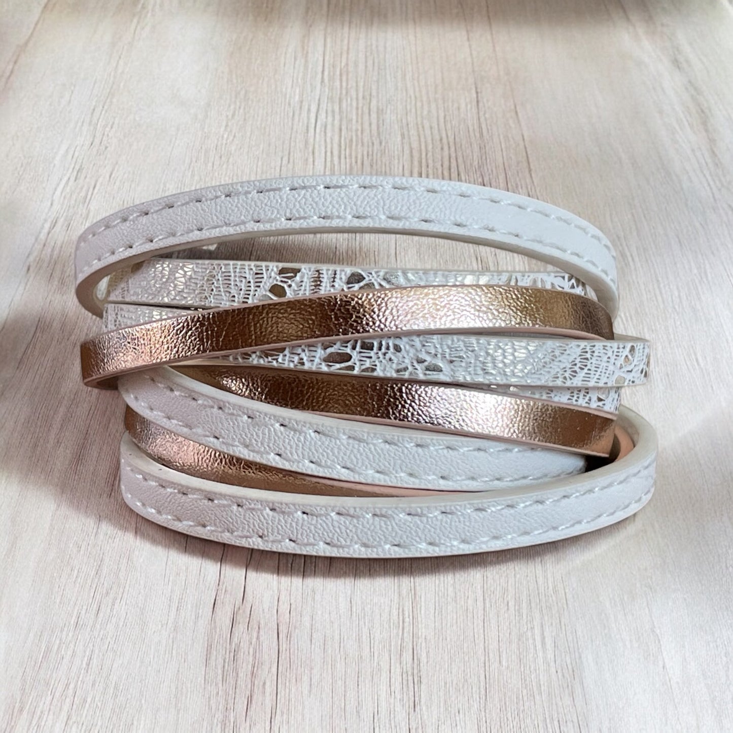Bracelet de cuir blanc et or rose