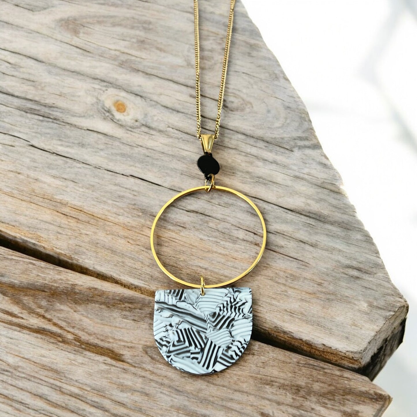 Le collier anneau moderne