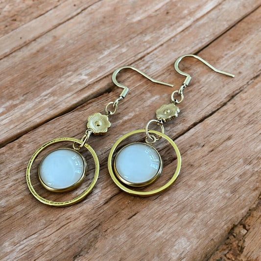 Petits anneaux et cabochons blancs