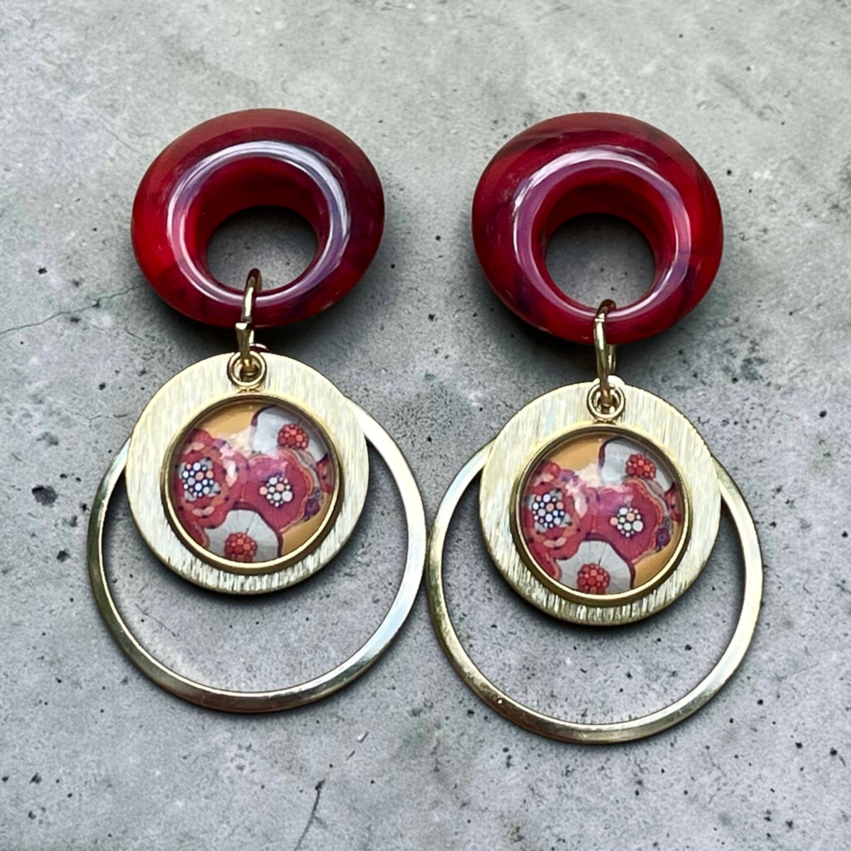 La boucle clous d’oreilles rouges