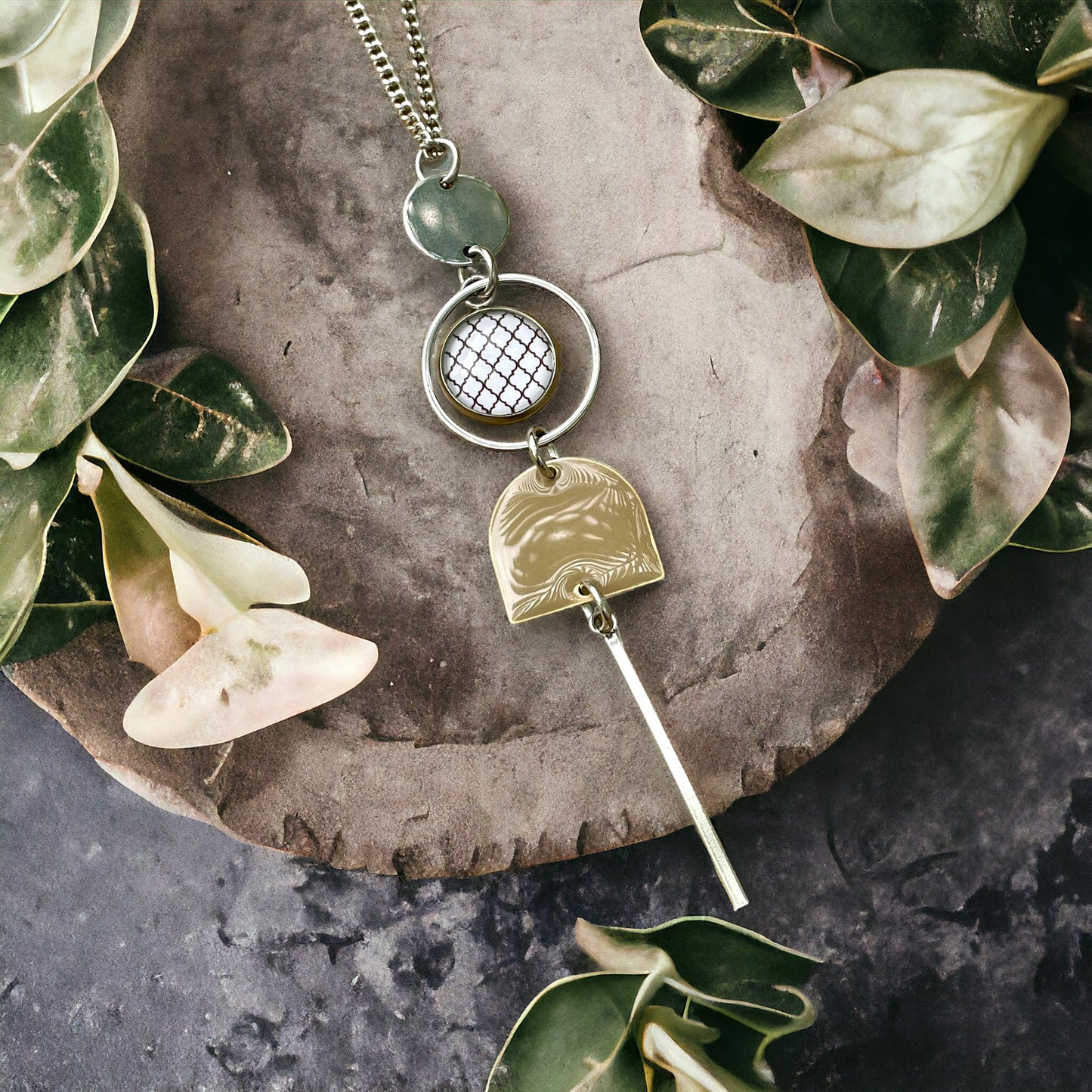 Collier beige et blanc