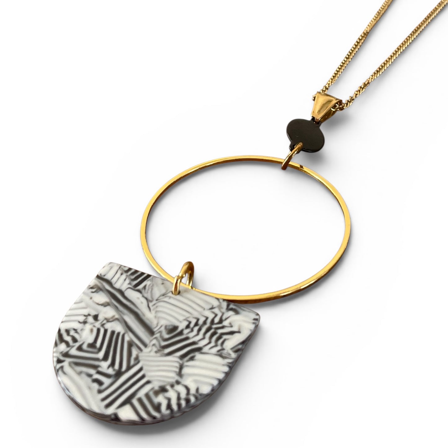 Le collier anneau moderne