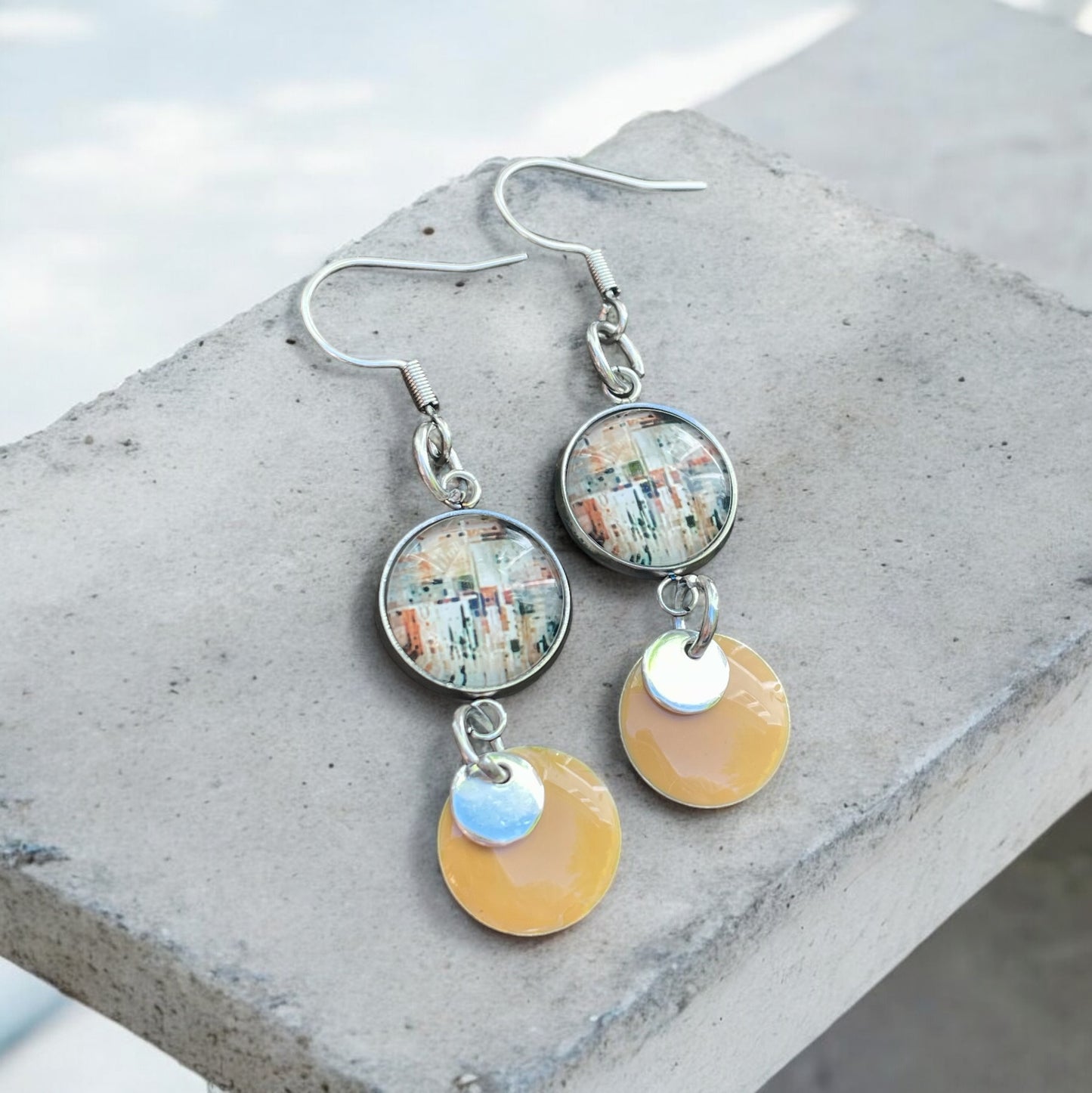 Boucles ocre et cabochons