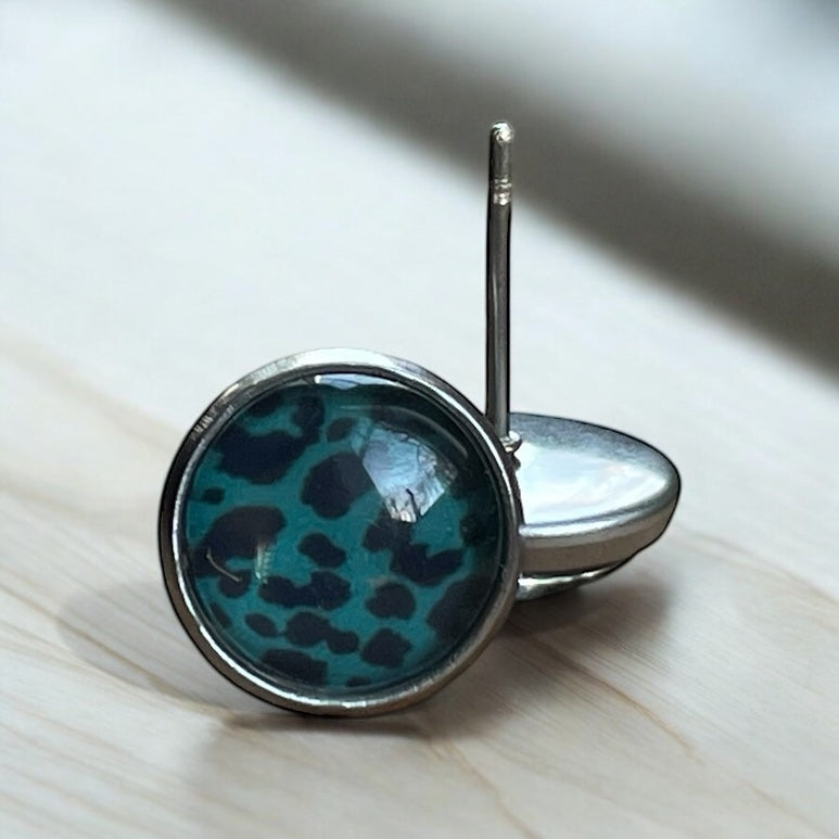 Clous d’oreilles léopard vert