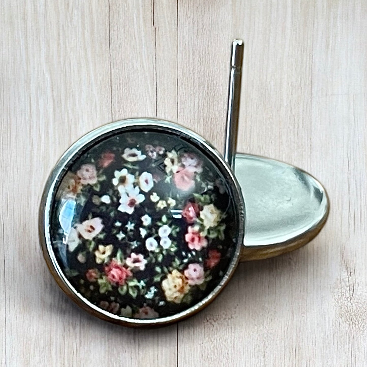 Clous d’oreilles fleurs sobres