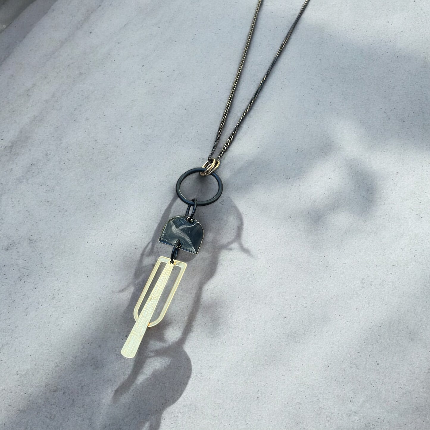 Collier moderne noir et or