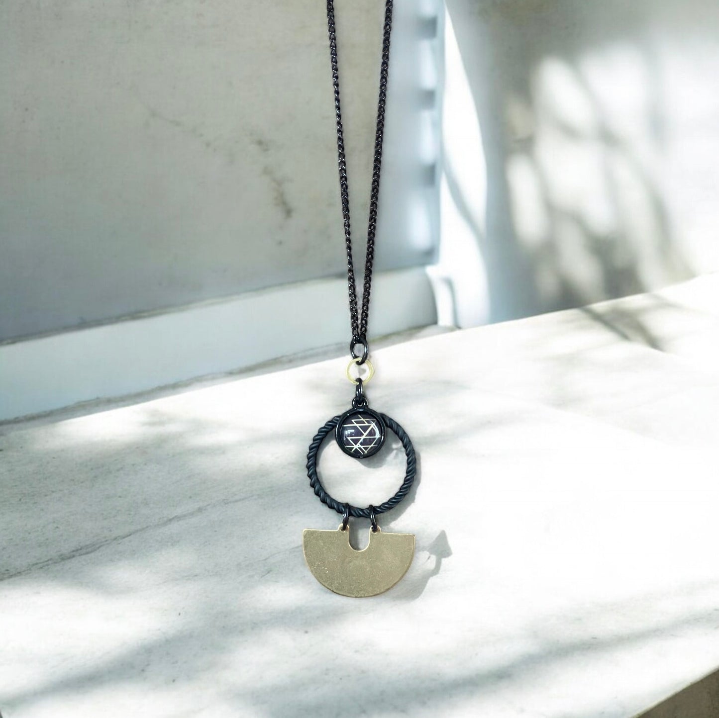 Collier long anneau et cabochon