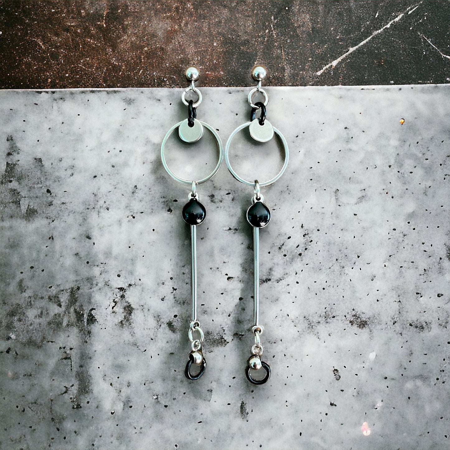 Longues boucles d’oreilles géométriques