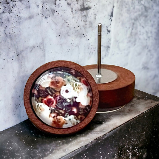 Clous d’oreilles fleuris sur bois