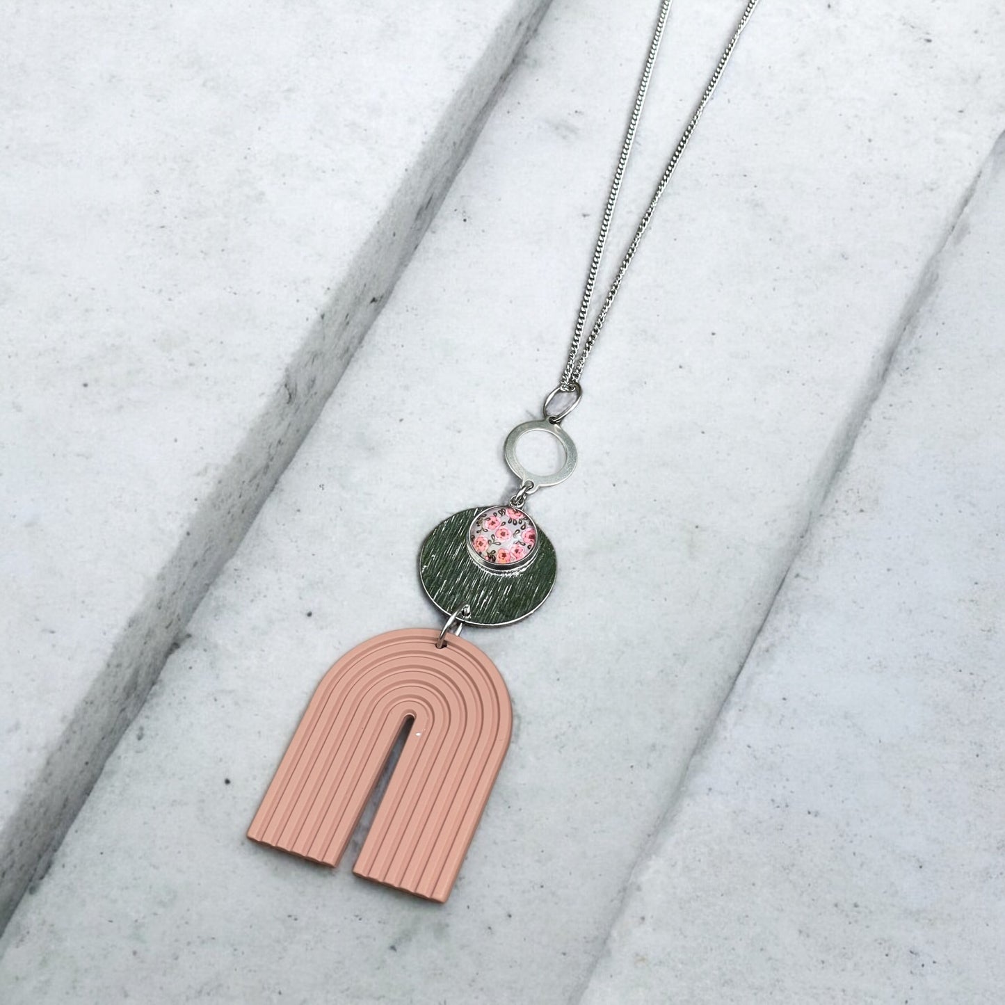 Collier en U rose antique