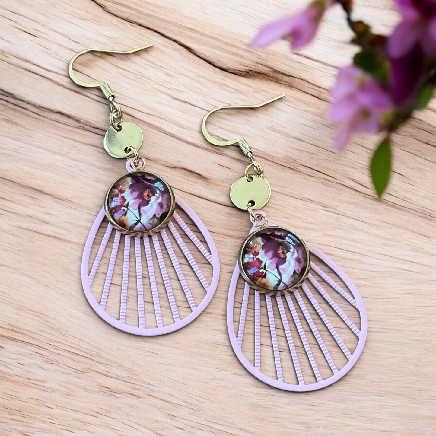 Boucles filigranes rose avec cabochons