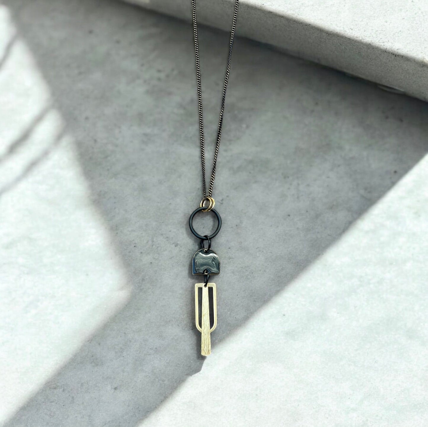 Collier moderne noir et or