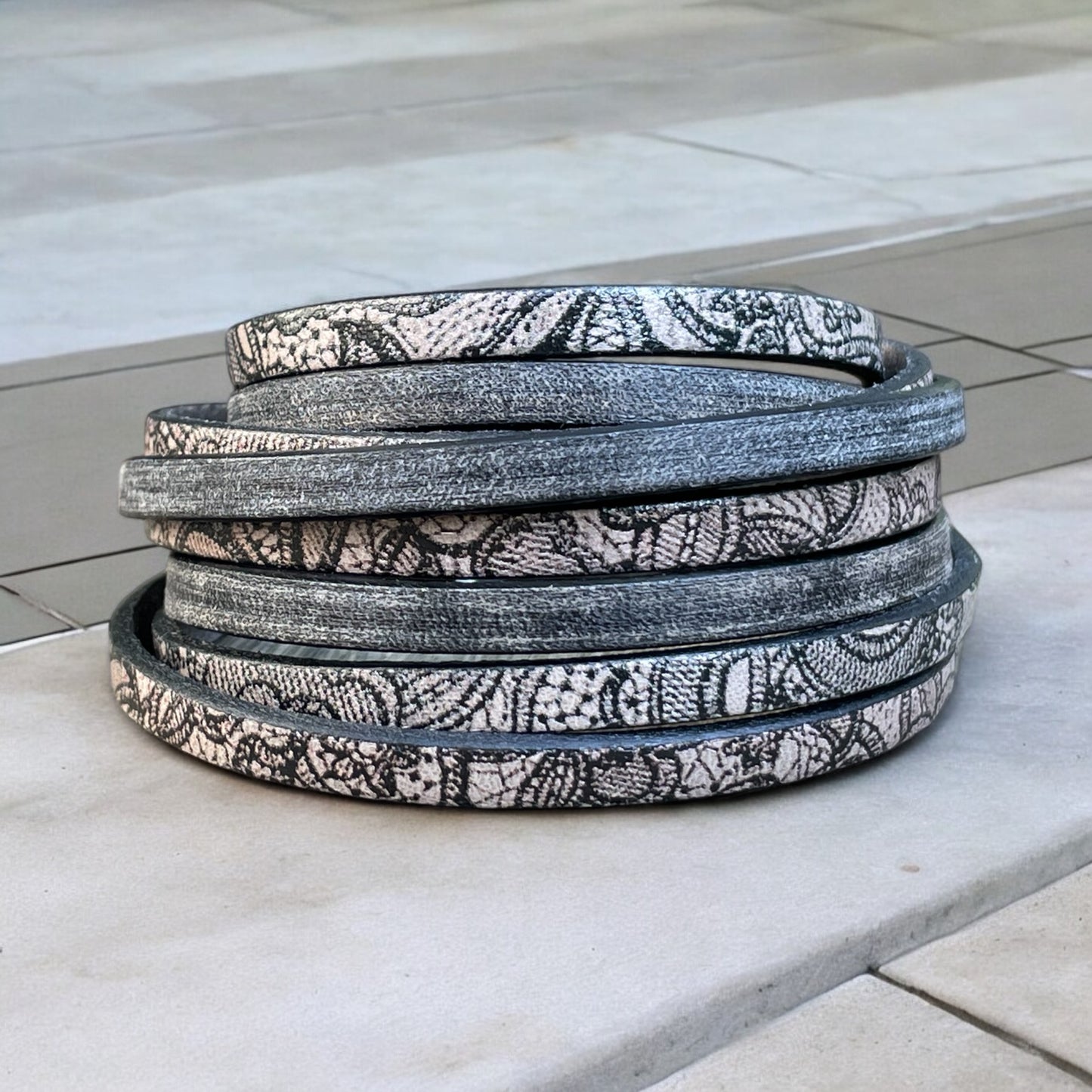 Bracelet de cuir imitation dentelle