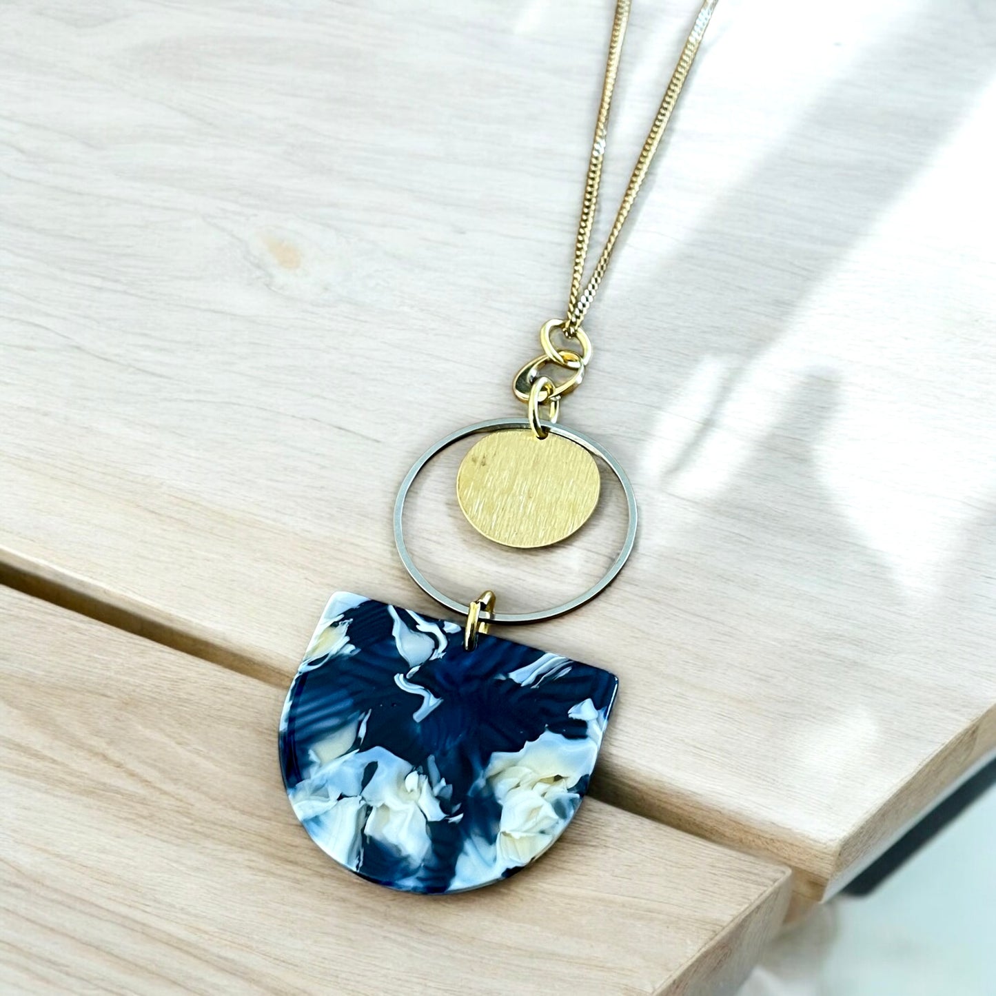 Collier acétate bleu et or