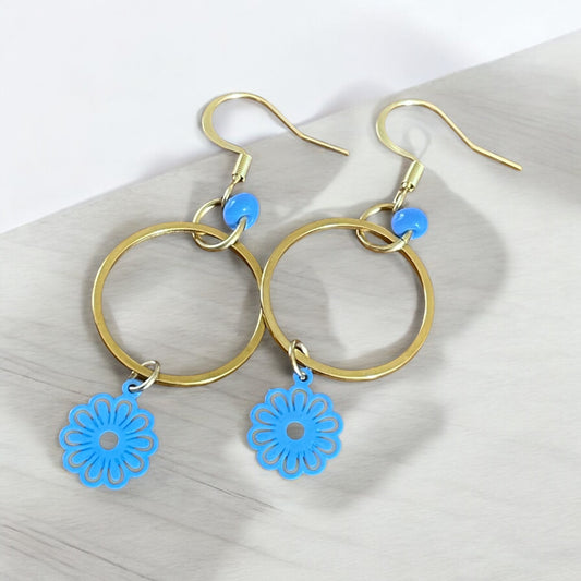 Anneaux et fleurs bleues