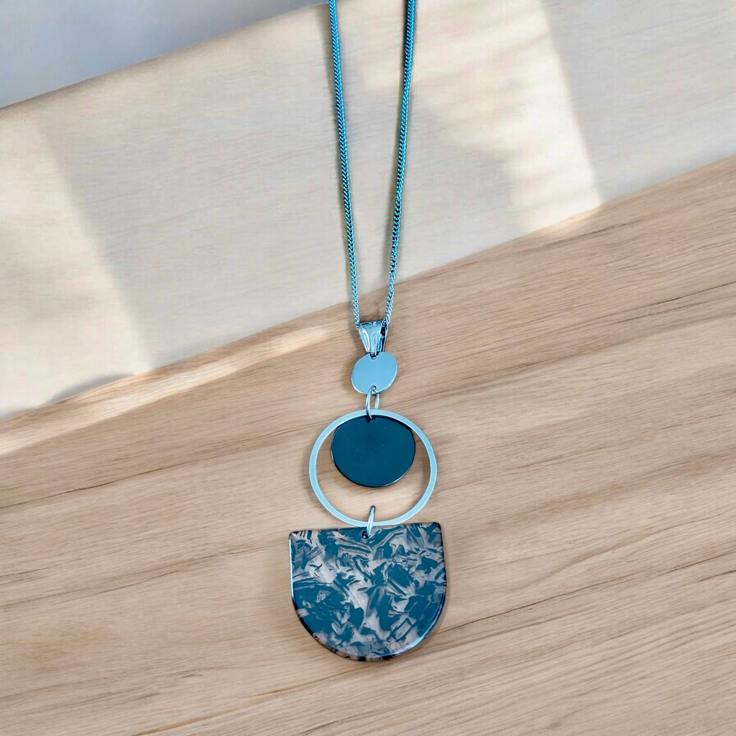 Collier noir et gris