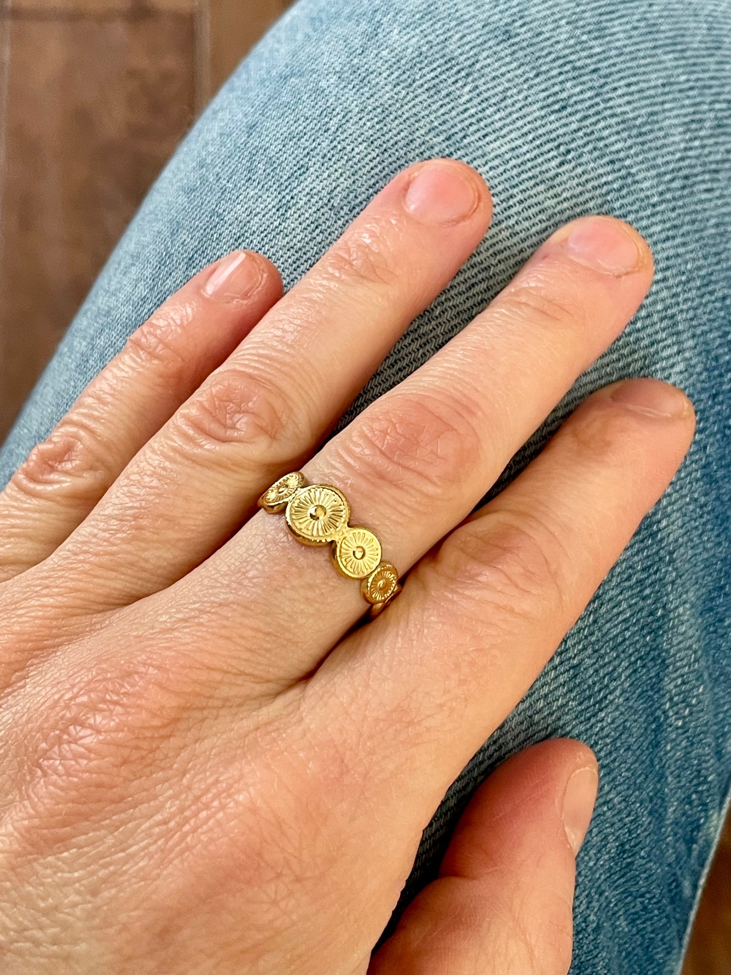 Bague ouverte à details ronds