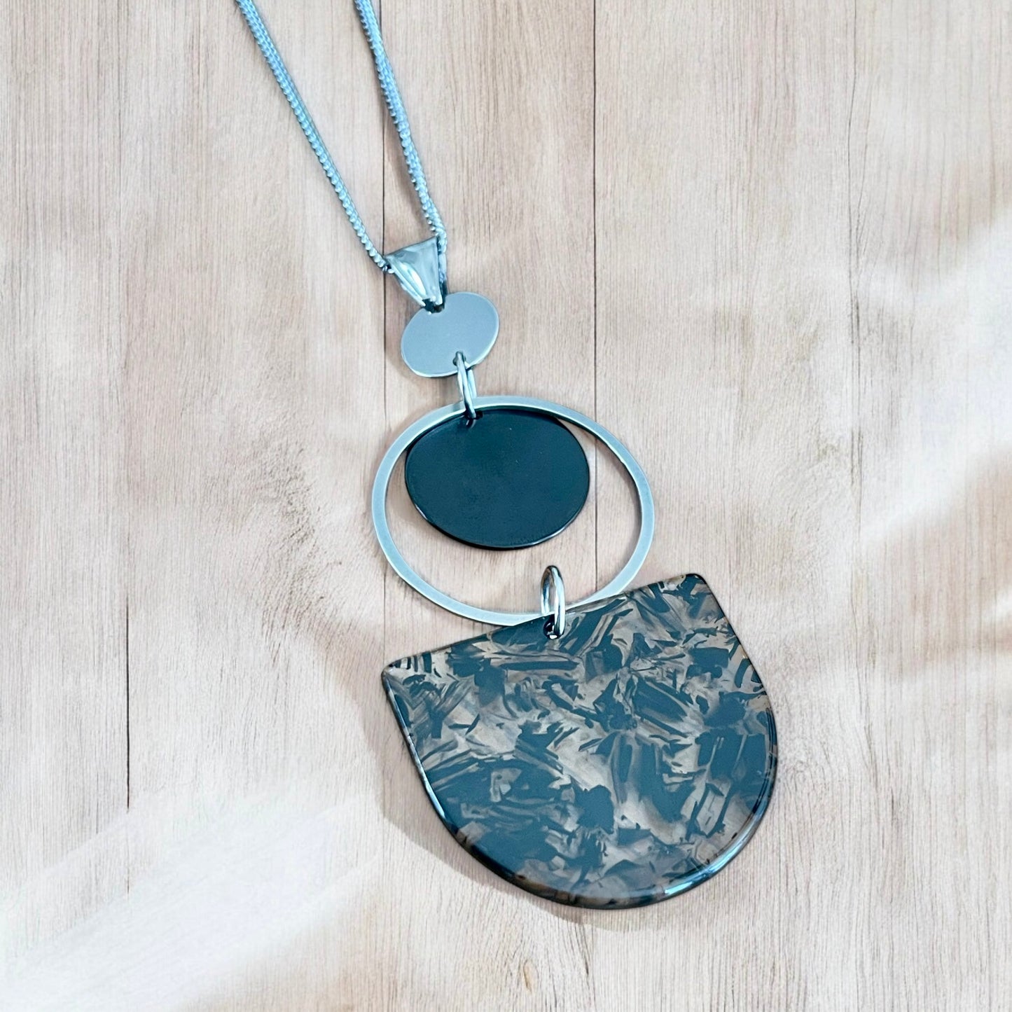 Collier noir et gris