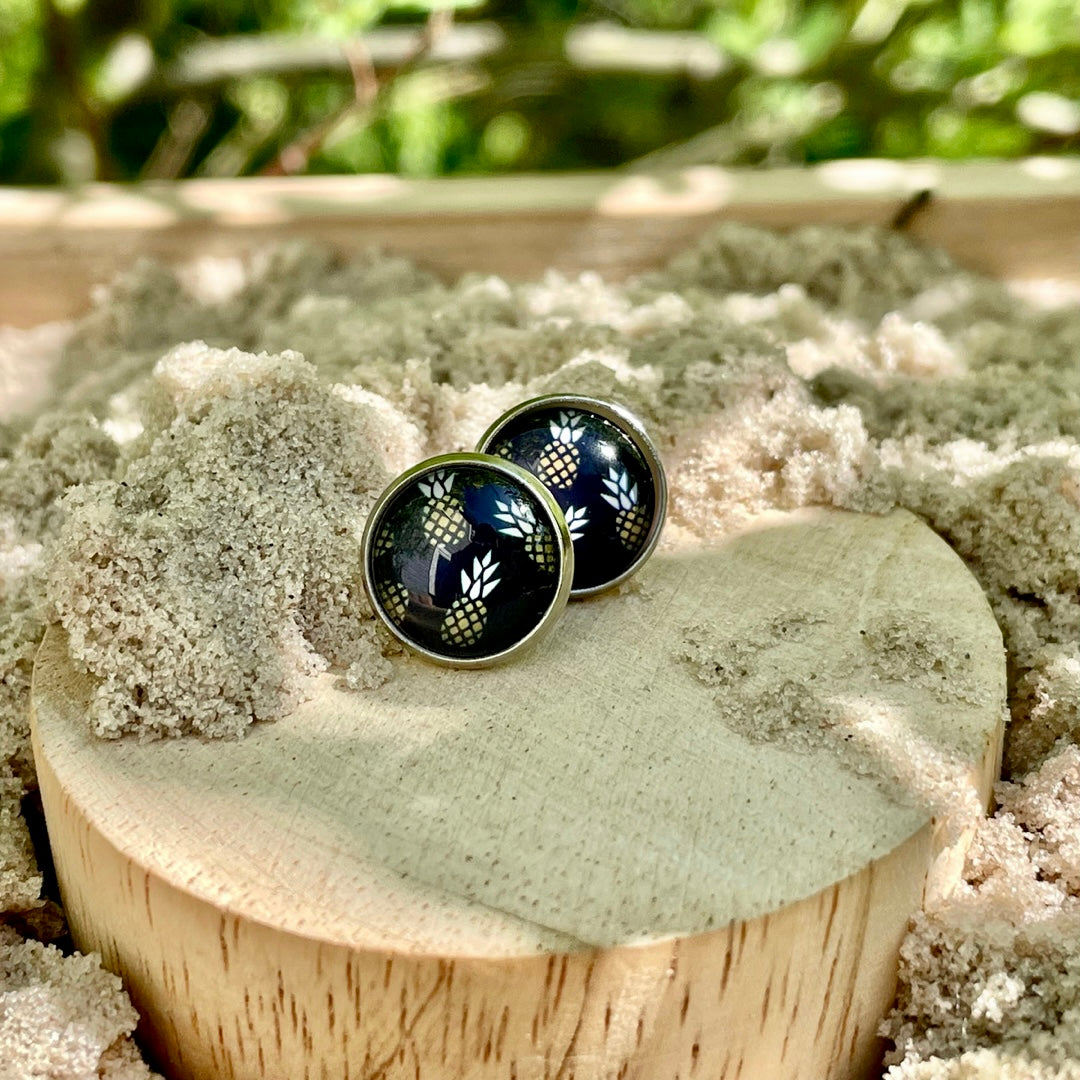 Clous d’oreilles noirs et ananas