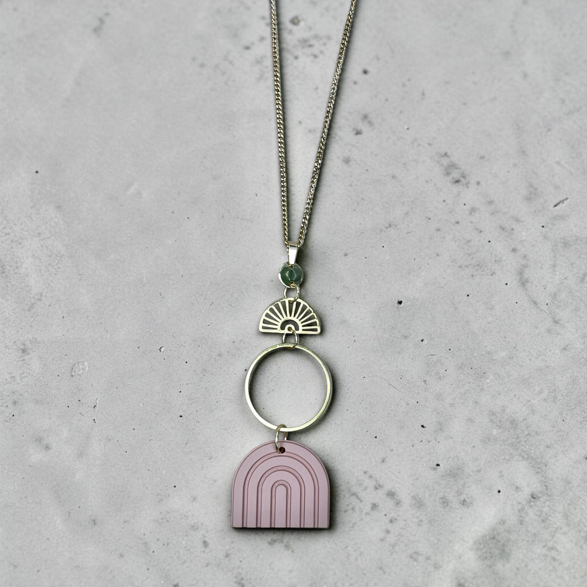 Le collier or et rose antique