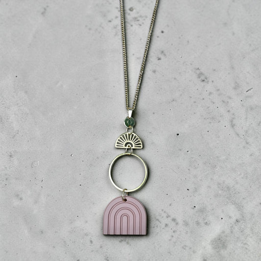 Le collier or et rose antique