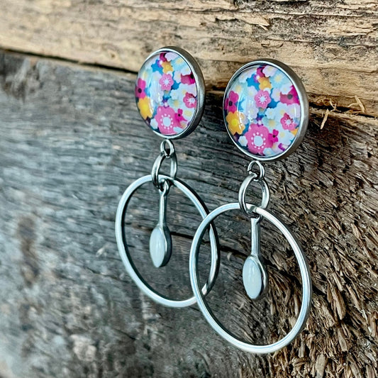Clous d’oreilles cabochons fleuris et anneaux