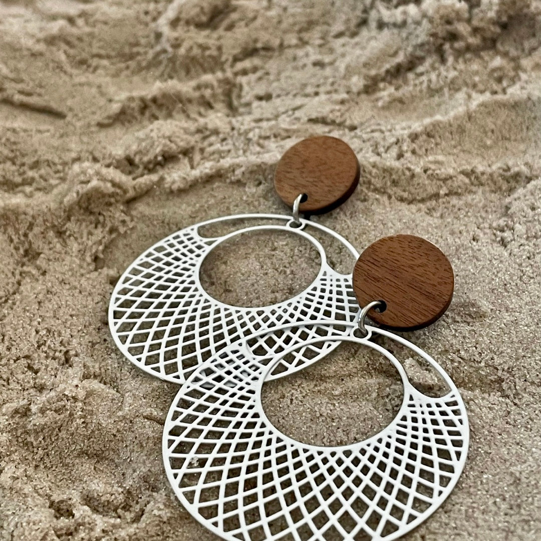 Boucles filigranes et bois