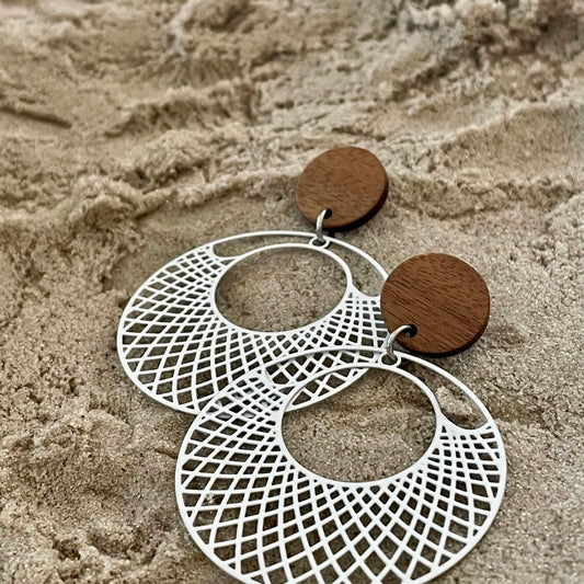 Boucles filigranes et bois