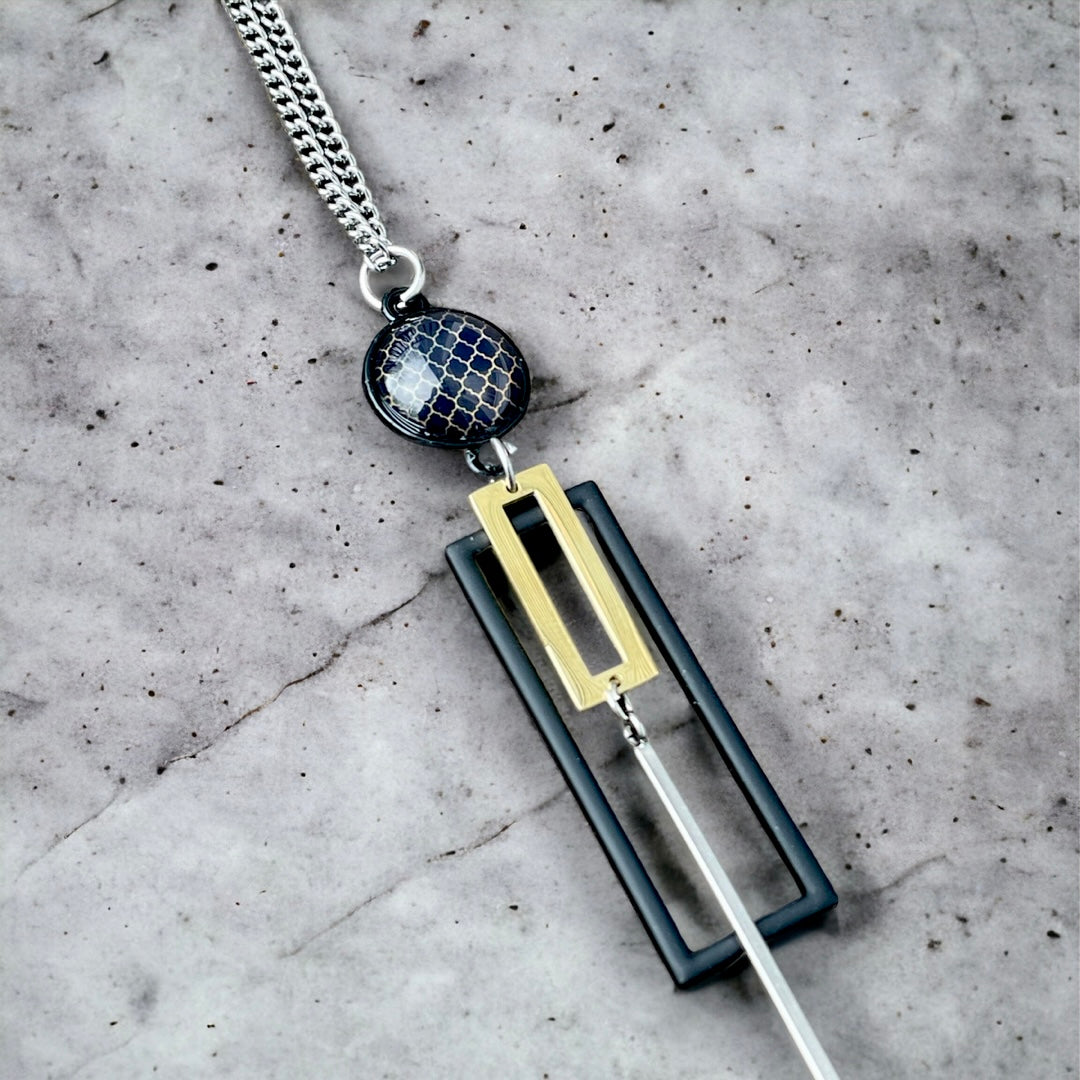 Collier long noir, or et cabochons