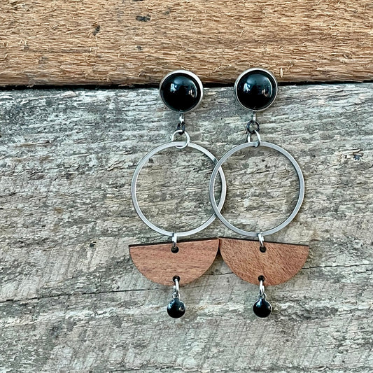 Longues boucles cabochons, anneaux et bois