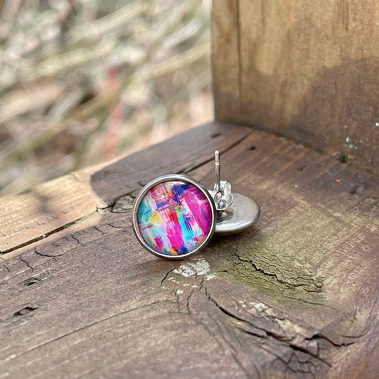 Clous d’oreilles colorés