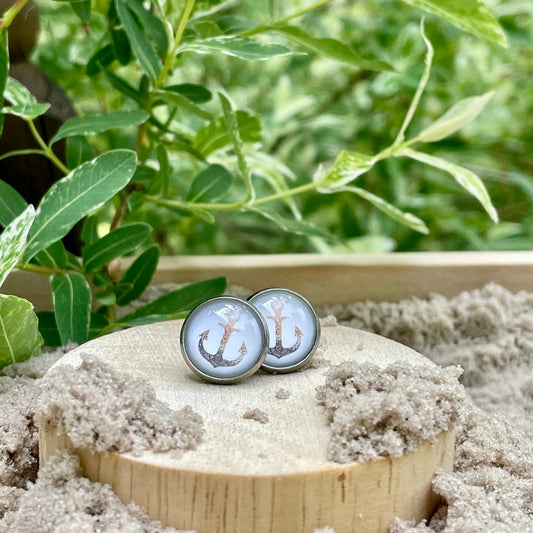 Clous d’oreilles blancs et ancres