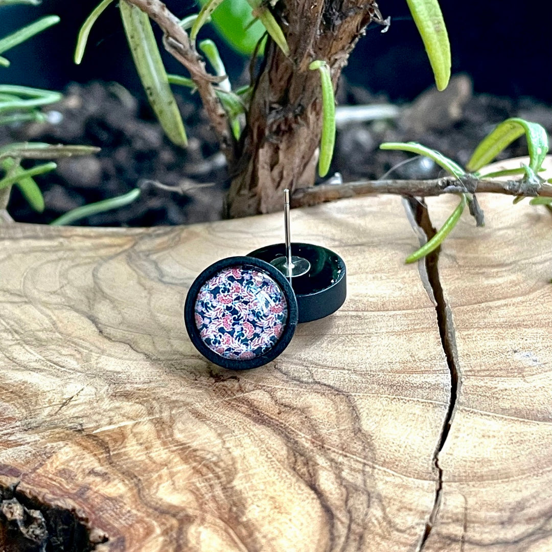 Clous d’oreilles bois et cabochons fleuris