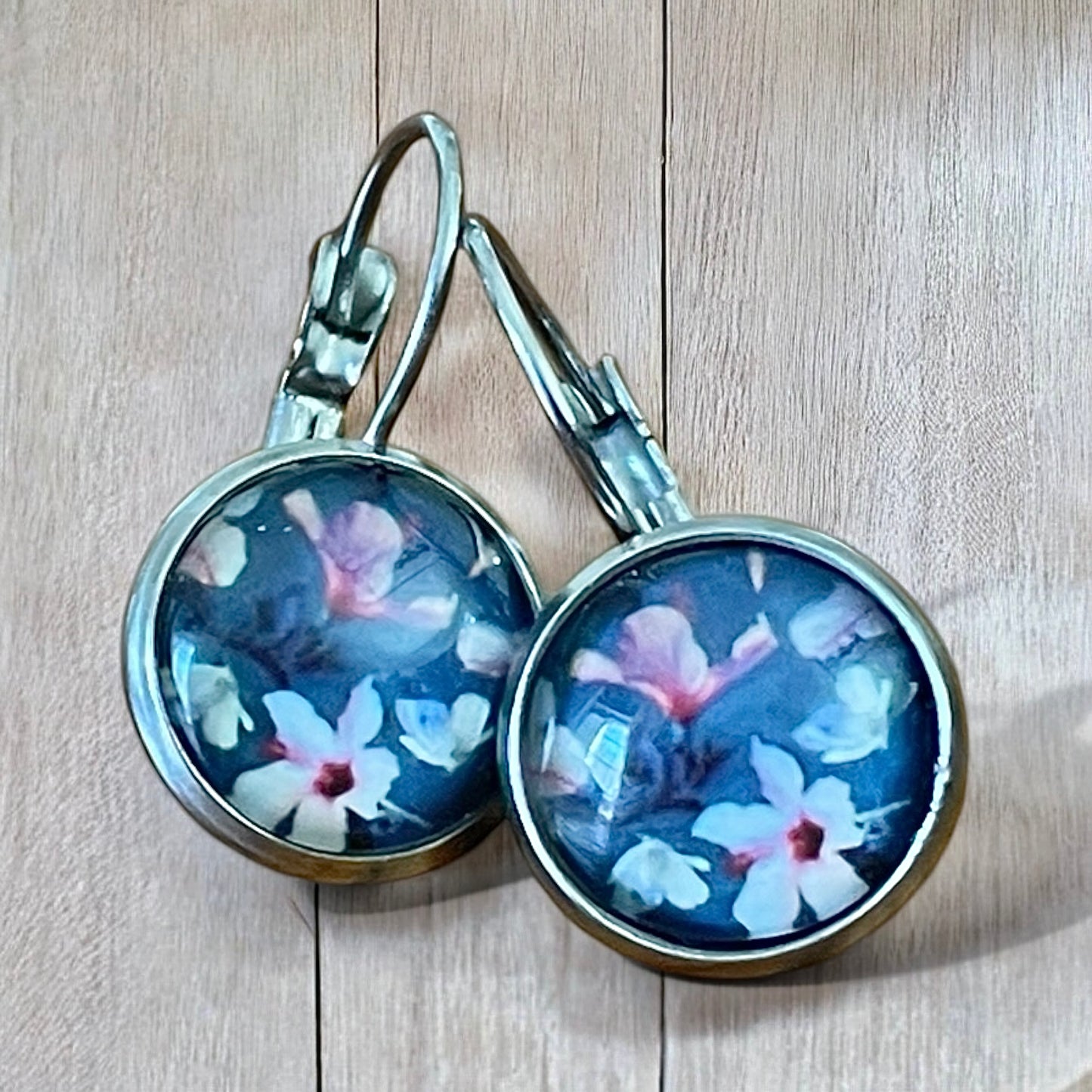 Boucles fleuries grises