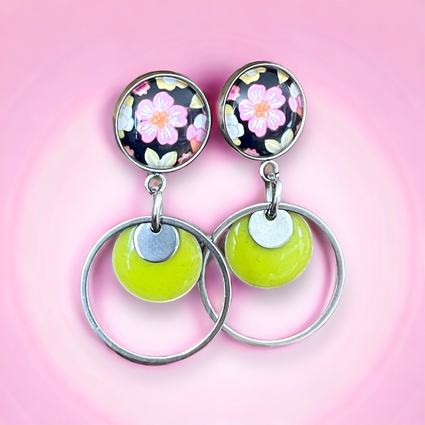 Clous d’oreilles et anneaux vert pomme