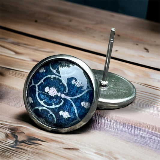 Clous d’oreilles motifs bleu et beige