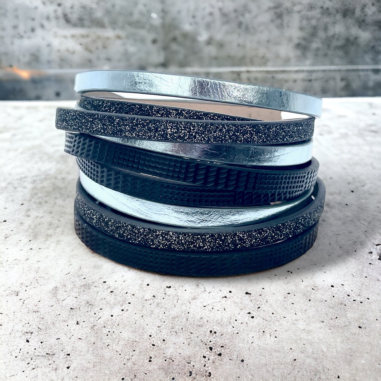 Bracelet de cuir noir et bleu argenté