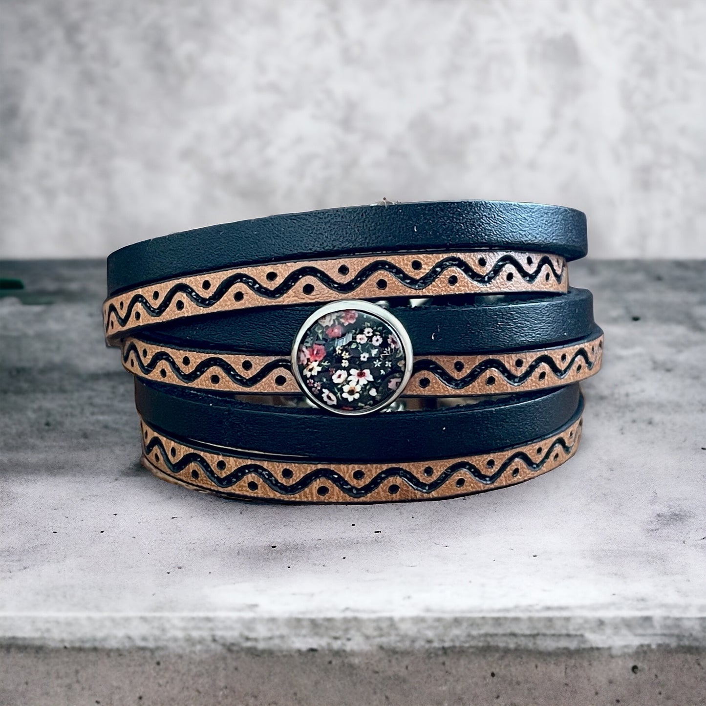 Wrap bracelet en cuir fleuri