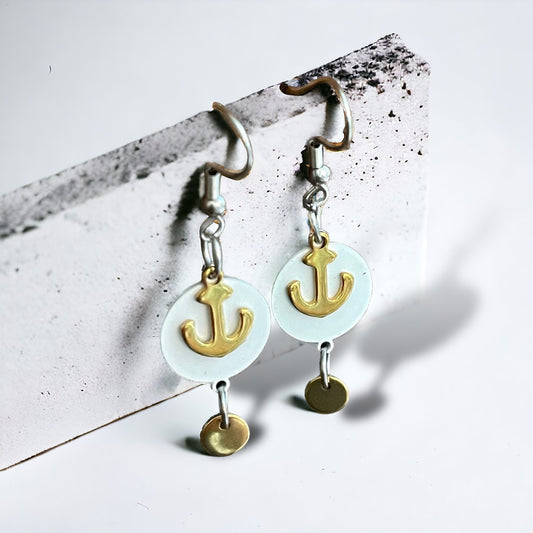 Boucles d’oreilles pendantes blanches et ancres