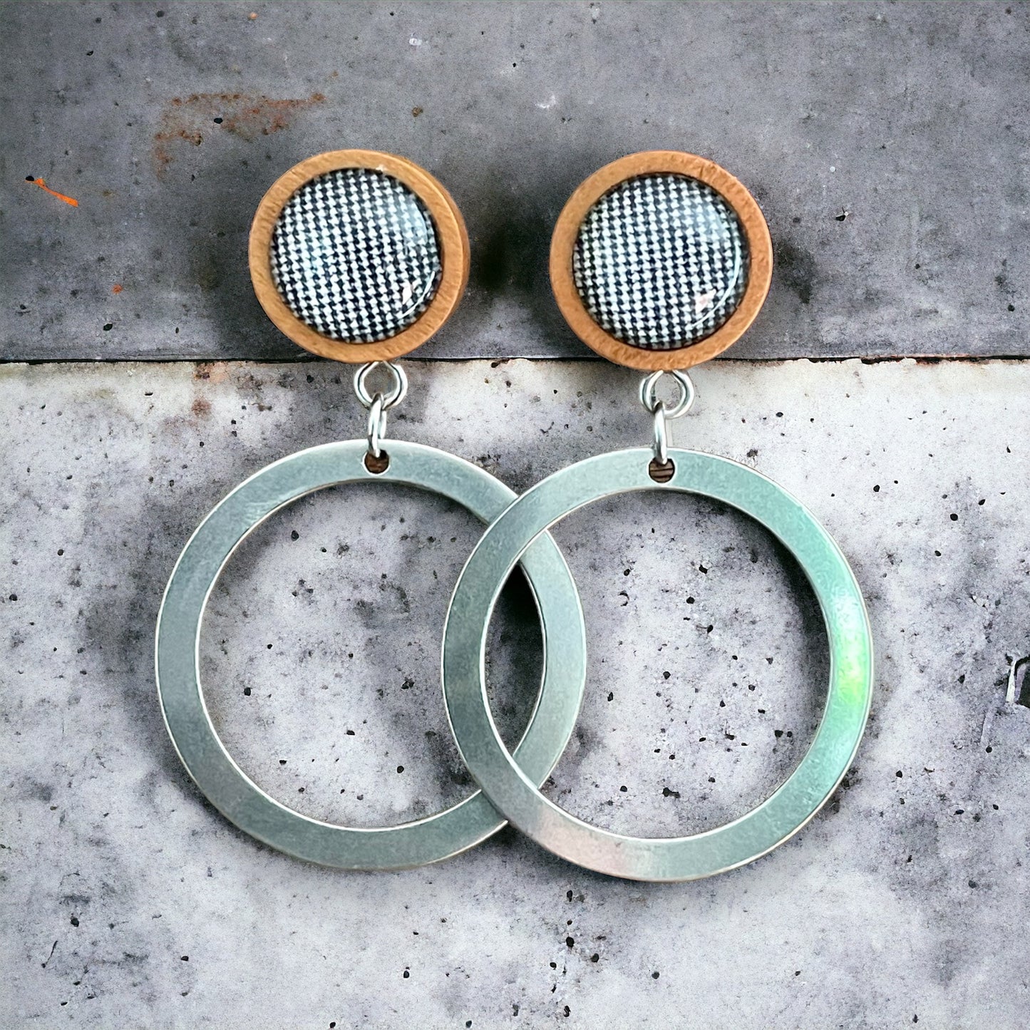 Anneaux avec cabochons pied de poule sur base de bois