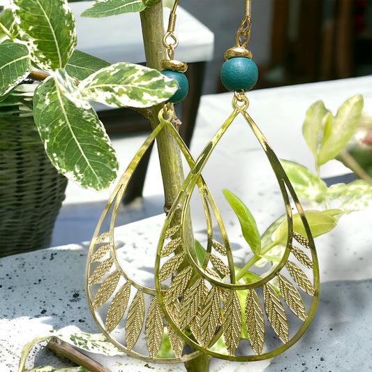 Boucles dorées gouttes et feuillage