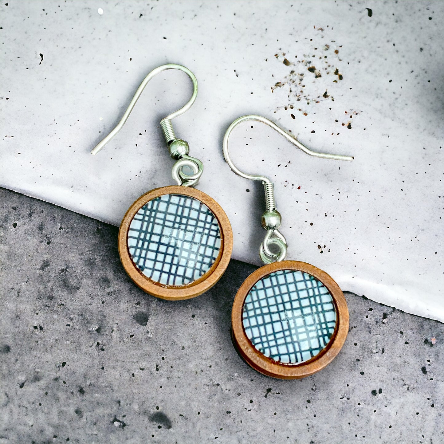 Boucles d’oreilles cabochons quadrillés sur bois