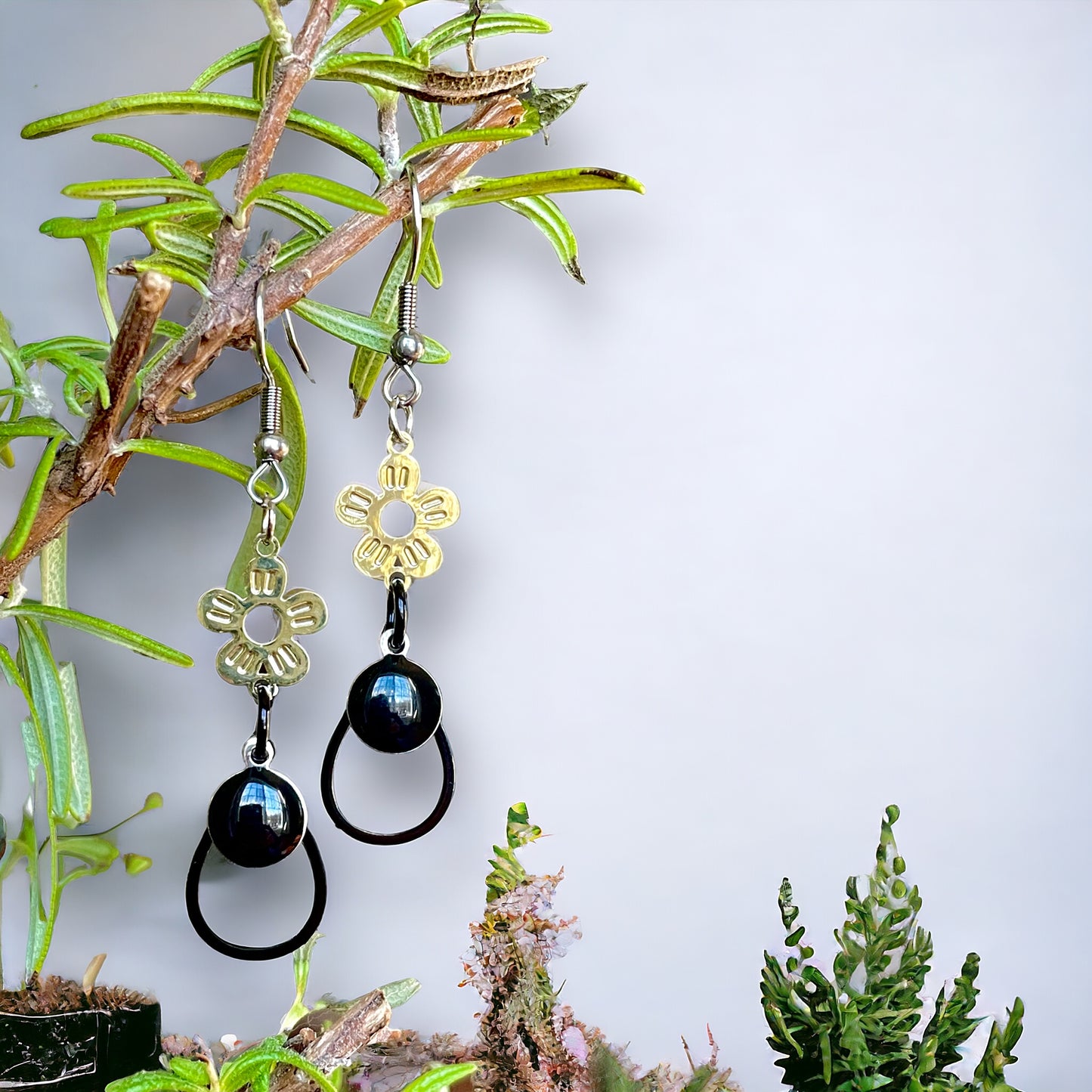 Boucles minimalistes fleurs or