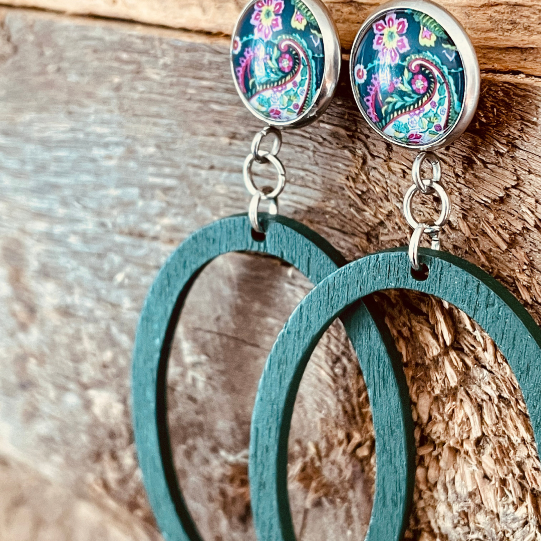 Boucles cabochons et anneaux bois vert