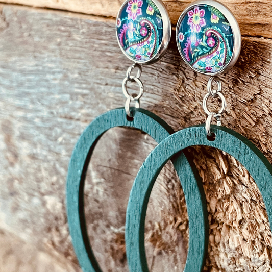 Boucles cabochons et anneaux bois vert