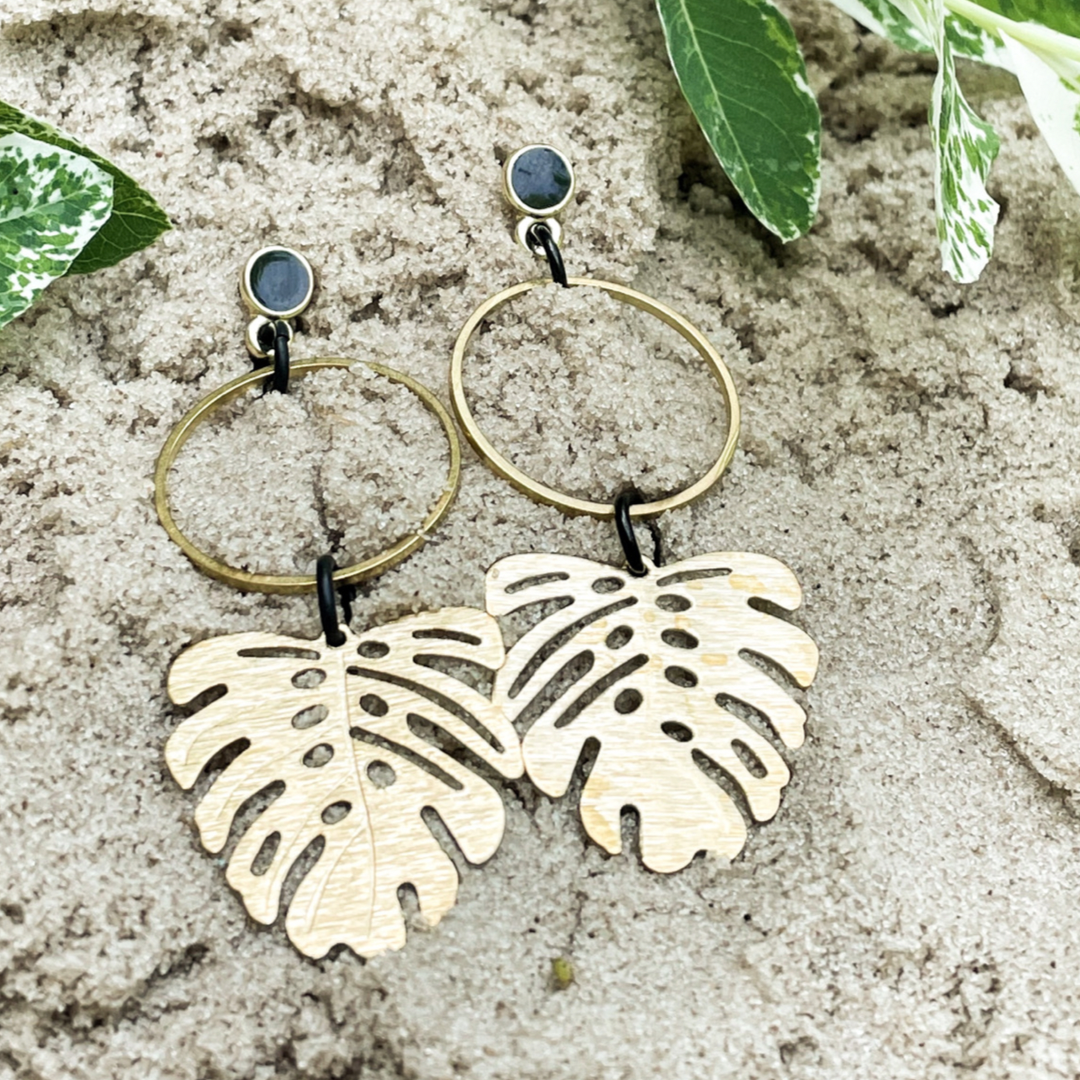 Boucles d’oreilles feuilles monstera dorées