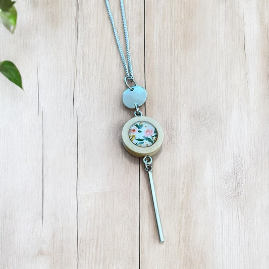 Collier long fleurs sur bois